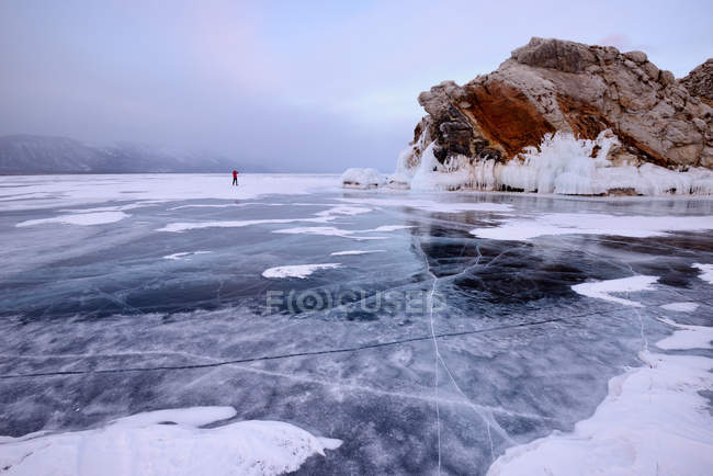 Isola di Borga-Dagan e ghiaccio congelato, lago Baikal, isola di Olkhon, Siberia, Russia — Foto stock