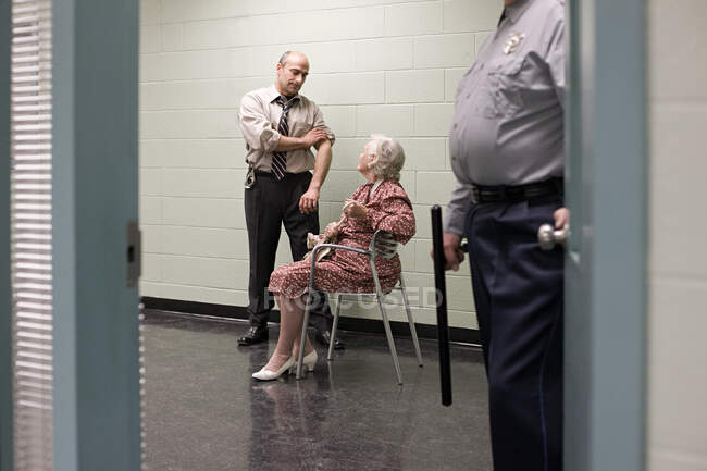 Mujer mayor siendo interrogada - foto de stock