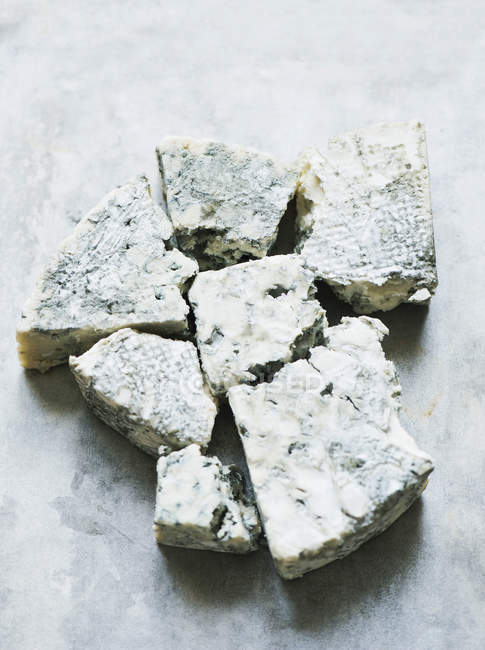Vista superior de trozos de queso azul - foto de stock
