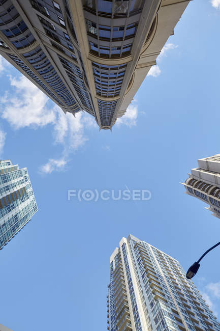Низкоугольный вид на небоскребы, Миссиссауга, Канада — стоковое фото