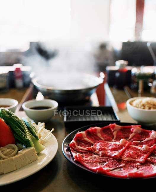 Ingredientes de alimentos listos para cocinar en wok caliente - foto de stock