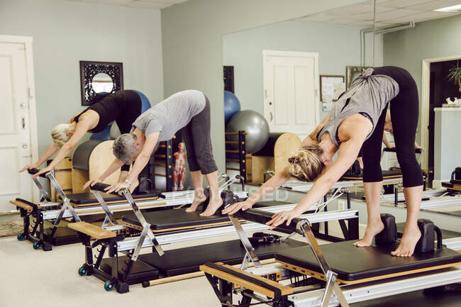 Women in gym using pilates reformer — Stock Photo