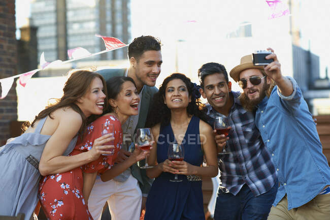 Amigos tomando selfie en la fiesta de la tarde - foto de stock