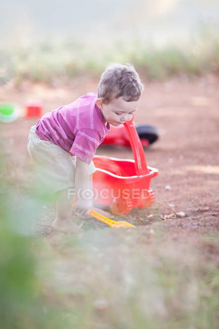 Menino brincando na estrada de terra — Fotografia de Stock