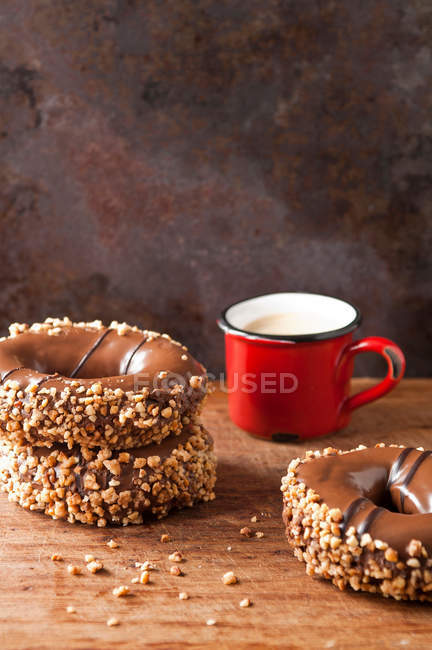Donuts decorados e café — Fotografia de Stock