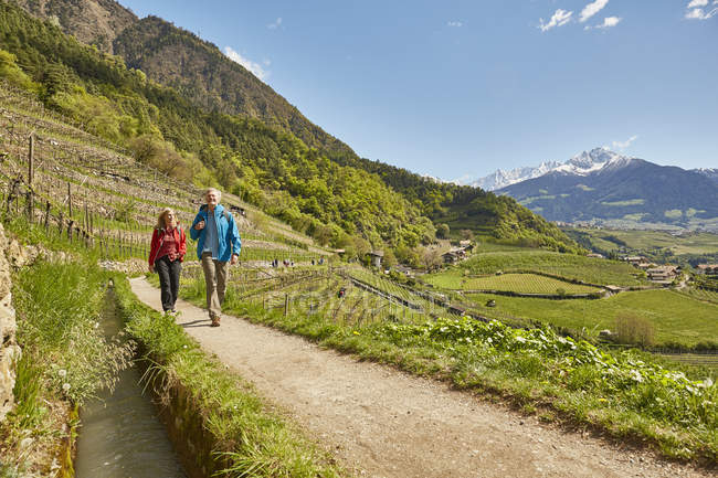 Scenic view of happy caucasian adult couple spending time together at nature — Stock Photo