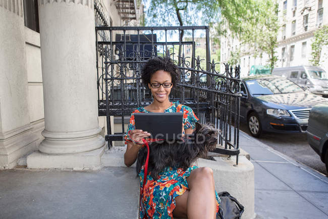 Retrato de Mulher usando tablet digital ao ar livre — Fotografia de Stock