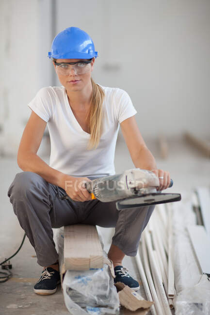 Trabalhadora feminina com serra circular — Fotografia de Stock