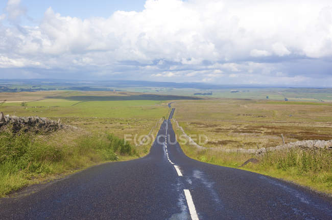 Perspectiva decrescente da estrada rural — Fotografia de Stock