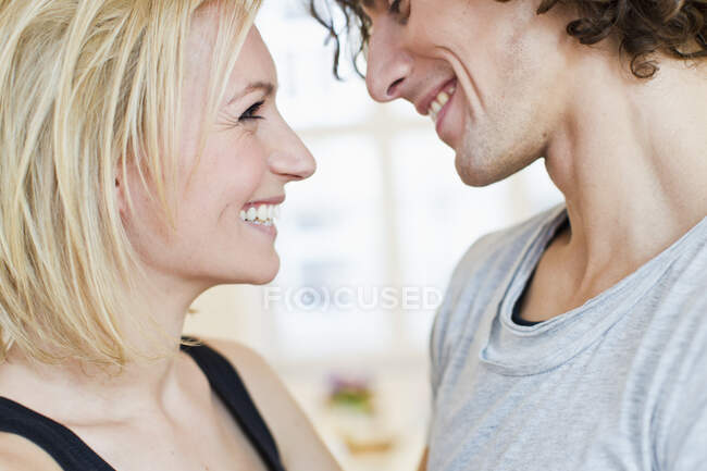 Recortado estudio disparo de sonriente pareja - foto de stock
