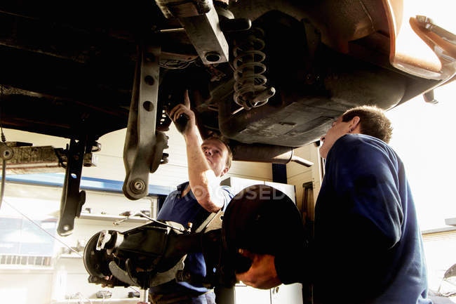 Mechaniker reparieren Auto in Werkstatt — Stockfoto
