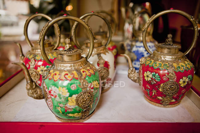 Антикварные чайники на рынке — стоковое фото