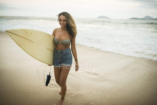 Молоді жінки, що несе для серфінгу на пляж Іпанема, Ріо-де-Жанейро, Бразилія — стокове фото