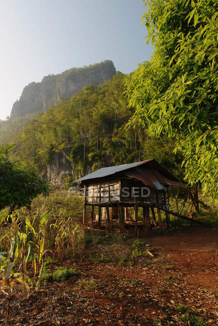North Thailand, karst landscape, farm and storage house, Chiang Dao, Thailand — Stock Photo
