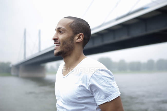 Portrait de jeune homme par pont, Düsseldorf, Allemagne — Photo de stock