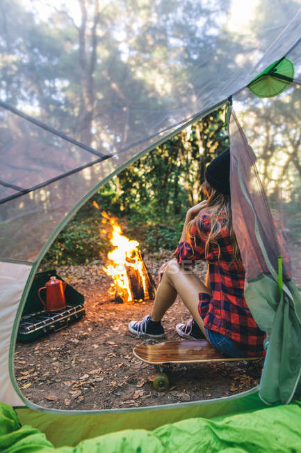 Femme camping dans le parc — Photo de stock