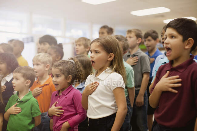 Enfants récitant un serment d'allégeance à l'école — Photo de stock