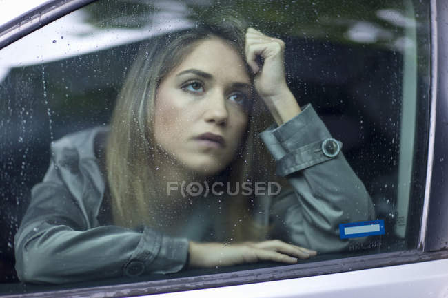 Malheureuse jeune femme qui attend en voiture — Photo de stock