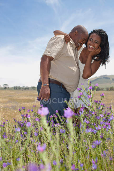 Father and daughter hugging outdoors — Stock Photo