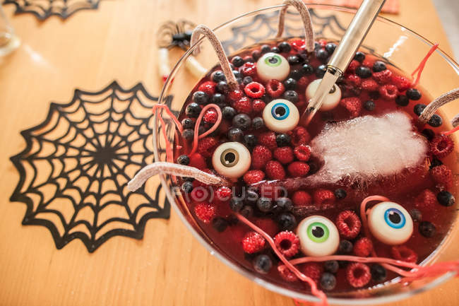 Vista ad alto angolo del dessert di Halloween con bacche e bulbi oculari galleggianti — Foto stock