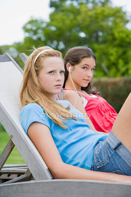 Ragazze adolescenti che ascoltano musica — Foto stock