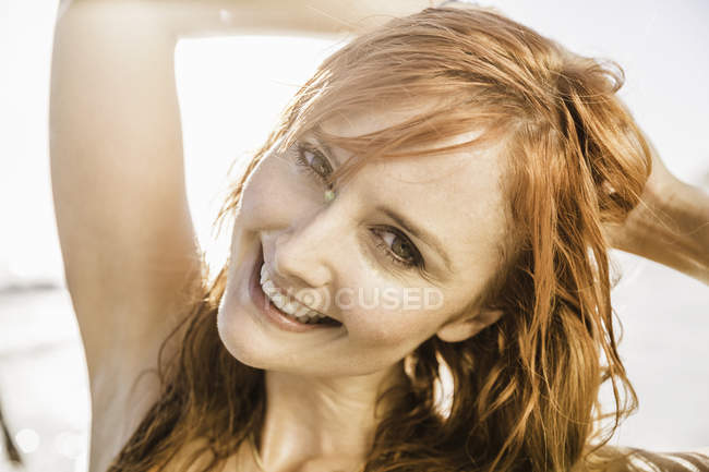 Крупним планом портрет жінка з довгі червоні волосся на пляжі, Кейптаун, Південно-Африканська Республіка — стокове фото