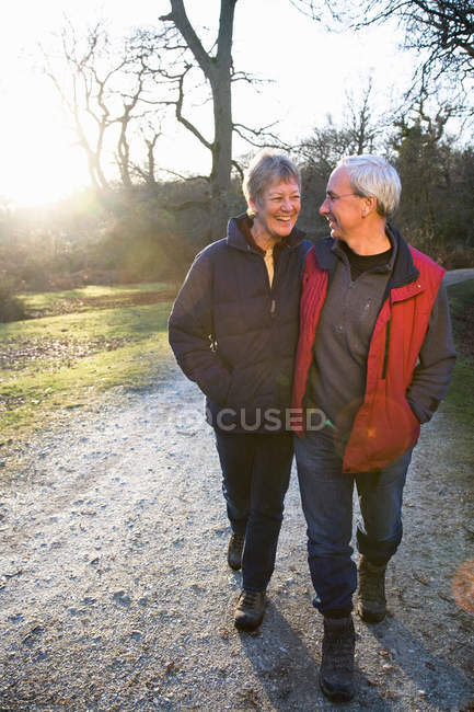 Пара пенсионеров гуляет на природе — стоковое фото