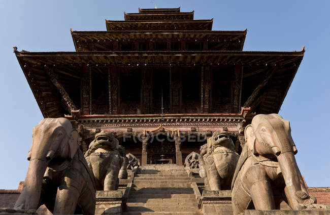 Stone sculptures outside temple — Stock Photo