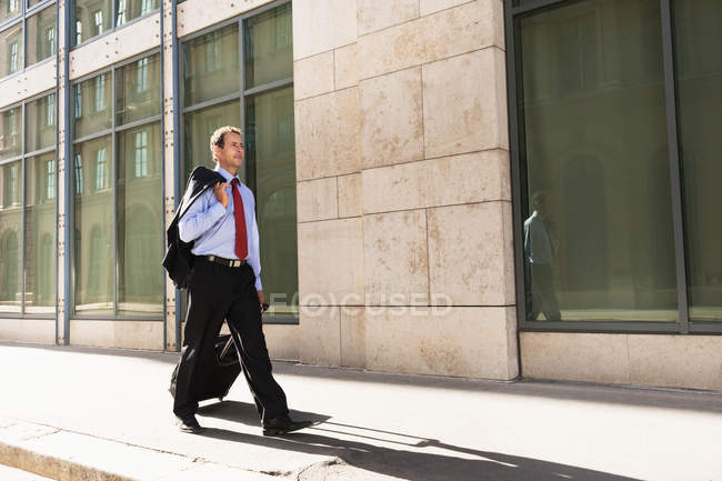 Geschäftsmann, der sein Gepäck im Freien wälzt, selektiver Fokus — Stockfoto