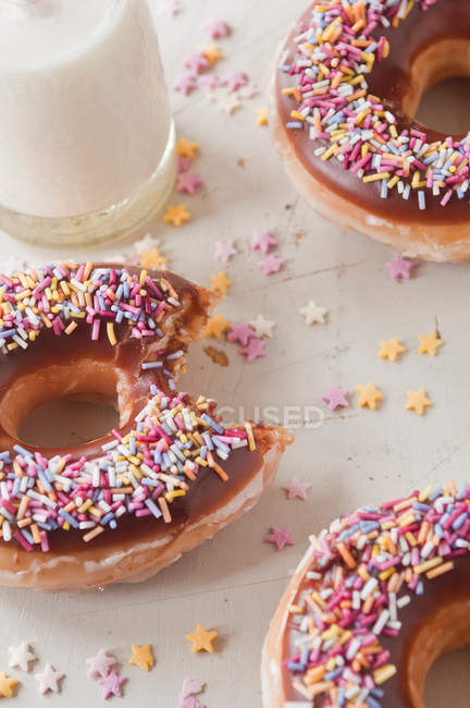 Donuts decorados y leche - foto de stock
