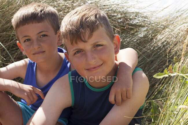 Portrait de deux frères, Pays de Galles, Royaume-Uni — Photo de stock