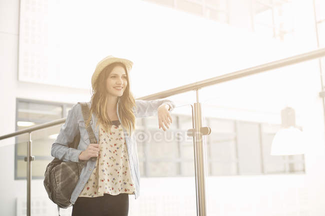 Jeune femme penchée sur une balustrade, portrait — Photo de stock