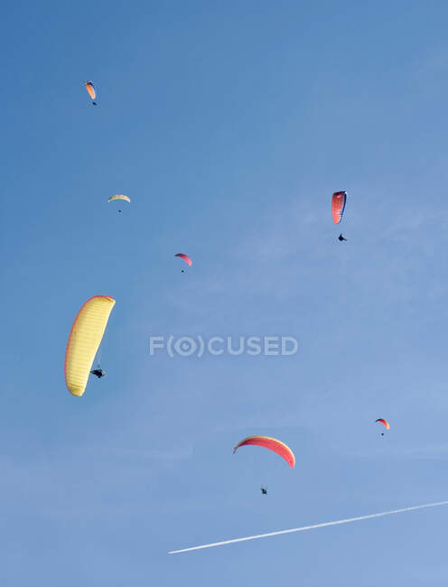 Gleitschirmfliegen bei blauem Himmel — Stockfoto