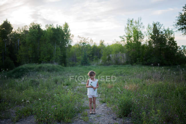 Petite fille sur un champ d'herbe, Vancouver, Colombie-Britannique, Canada — Photo de stock