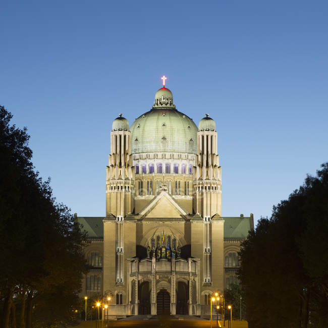 National Basilica of the Sacred Heart at dusk, Brussels, Belgium — Stock Photo