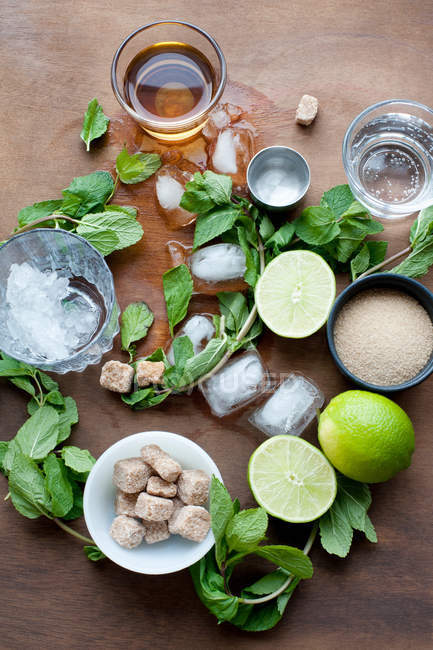 Kräuter, Limetten, Zucker und Eiswürfel — Stockfoto