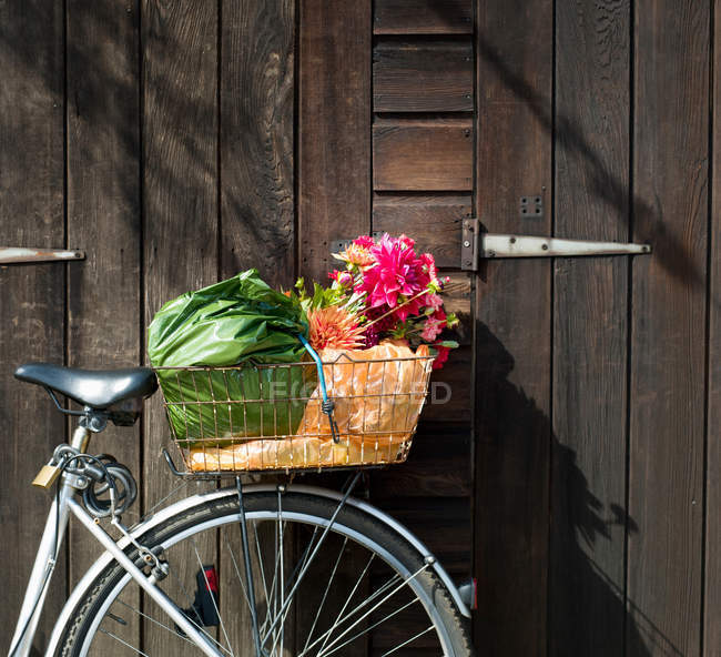 Cropped bike basket containing shopping — Stock Photo