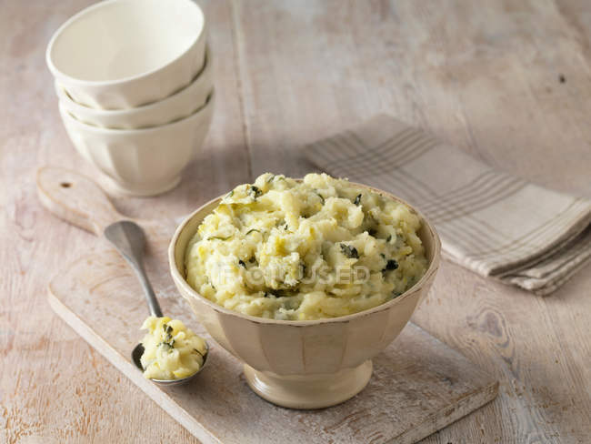 Colcannon potato mash in cream faceted bowl — Stock Photo