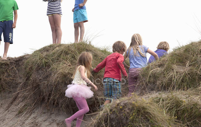 Groupe d'amis sur dunes, Pays de Galles, Royaume-Uni — Photo de stock