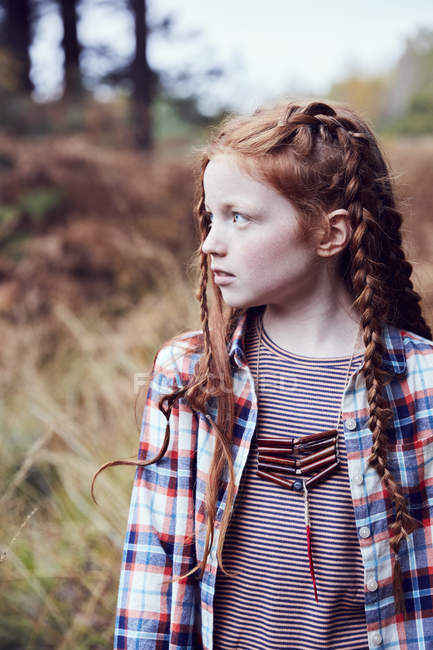 Portrait de jeune fille en milieu rural — Photo de stock