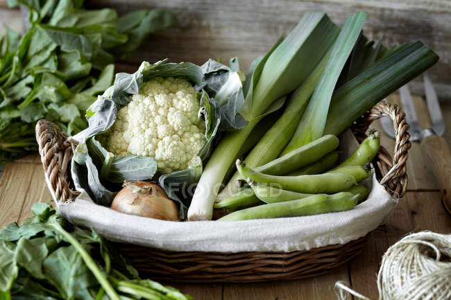 Légumes frais dans le panier — Photo de stock