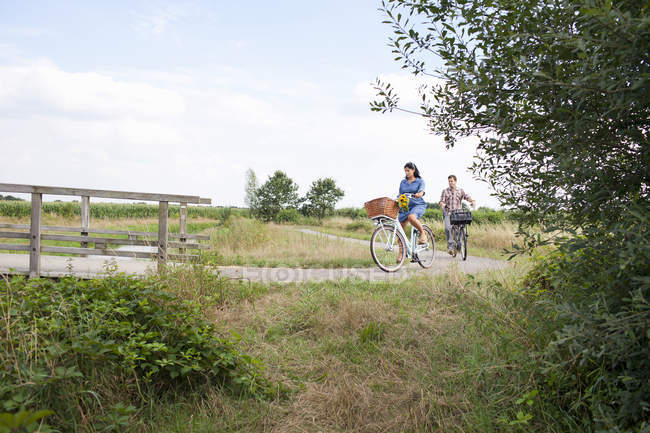 Coppia fuori per giro in bicicletta — Foto stock