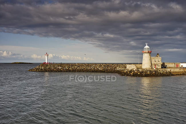 Vista distante de Howth farol, Howth, Dublin Bay, República da Irlanda — Fotografia de Stock