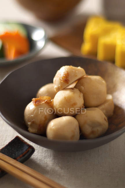 Bodegón de albóndigas japonesas cocidas en tazón - foto de stock
