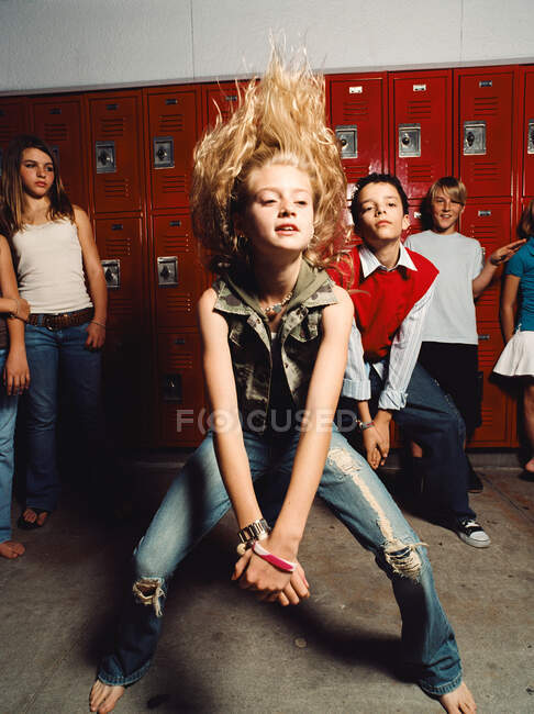 Mädchen und Junge tanzen in der Schulumkleide — Stockfoto