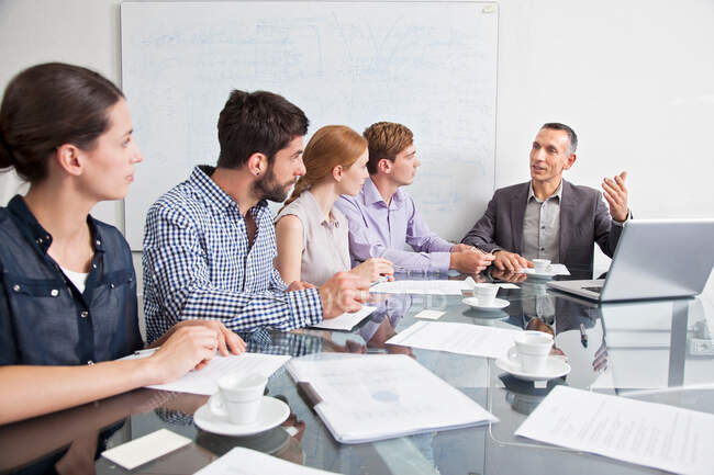 Compañeros de negocios en reunión - foto de stock