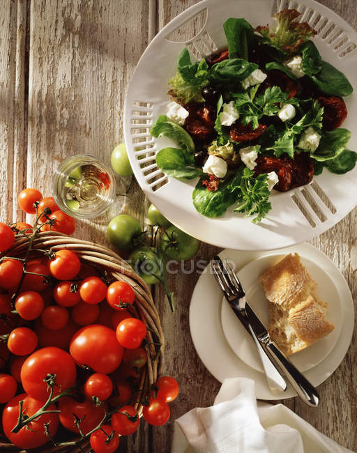 Insalata con formaggio feta e pomodori freschi nel cestino, vista dall'alto — Foto stock