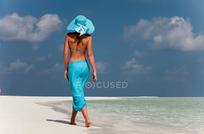 Жінка ходить на тропічному пляжі — стокове фото