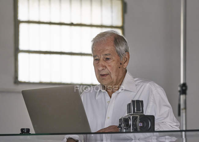 Senior man using laptop — Stock Photo