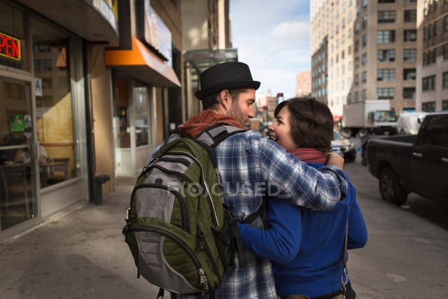 Couple marchant dans la rue de la ville — Photo de stock